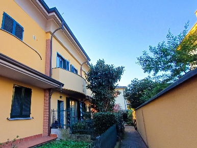 Foto Villa a schiera in Via Cadore, Cologno Monzese Centro di 170 m²