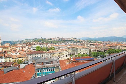 Foto Attico in via Tiraboschi, Bergamo Stazione di 248 m² con 7 locali