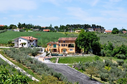 Foto Villa singola a Lanciano di 540 m² con 10 locali in vendita