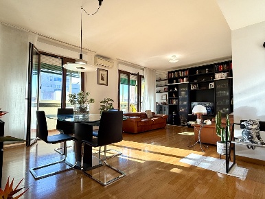 Foto Appartamento in Via Allende 23, Bologna Centro di 157 m² con 5 locali