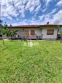 Foto Villa unifamiliare a Camaiore Camaiore Paese di 145 m² con 6 locali