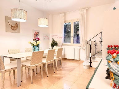 Foto Villa singola a Forte dei Marmi Centro di 188 m² con 7 locali