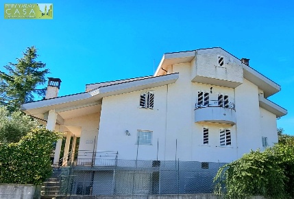Foto Villa singola in Via della Pineta, Colledara Centro di 360 m²