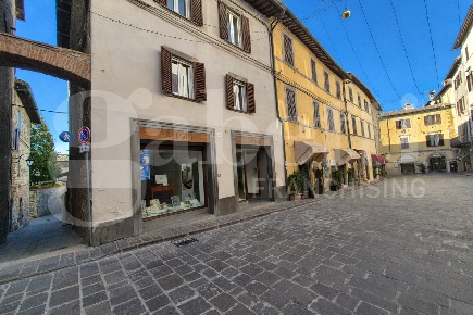 Foto Negozio in Corso Garibaldi 14, Gubbio Centro di 65 m² con 4 locali