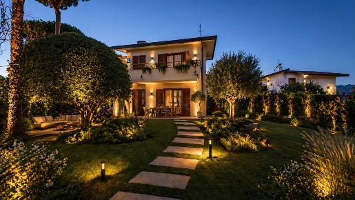 Foto Appartamento a Forte dei Marmi di 165 m² con 10 locali in vendita