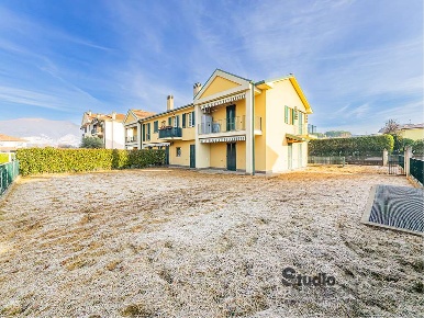 Foto Appartamento in Via Casa Paradiso 14/1, Molteno di 160 m² con 5 locali