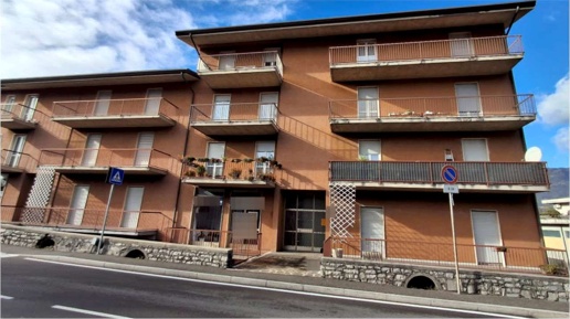 Foto Appartamento in Via Verdi, Leffe di 107 m² con 6 locali all'asta