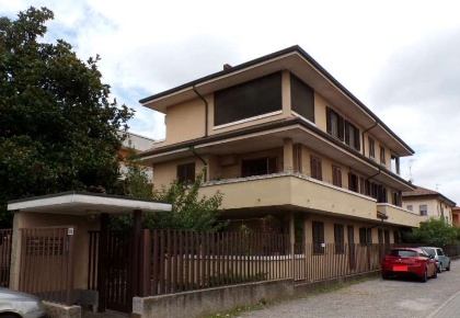 Foto Appartamento in Via Cesare Battisti, Rho Terrazzano di 82 m² all'asta