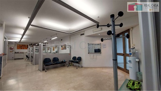 Foto Ufficio in Via Cagliostro, Modena San Faustino di 600 m² con 10 locali
