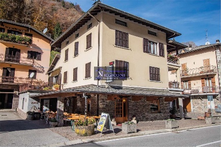 Foto Negozio in Via Pedignela  7, Gandellino Centro di 150 m² con 4 locali