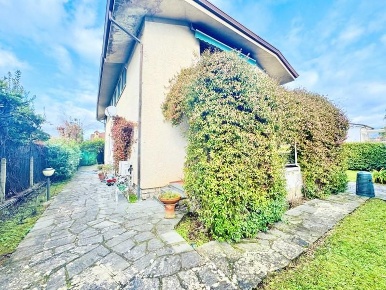 Foto Villa bifamiliare a Forte dei Marmi Centro di 160 m² con 6 locali