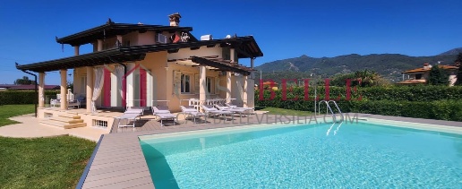 Foto Villa unifamiliare a Seravezza di 160 m² con 7 locali in affitto