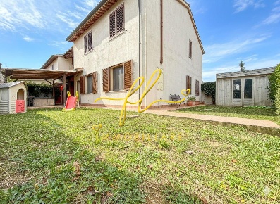 Foto Appartamento a Cecina Cecina Centro di 70 m² con 3 locali in vendita