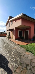 Foto Villa bifamiliare a Porcari Centro di 235 m² con 5 locali in vendita