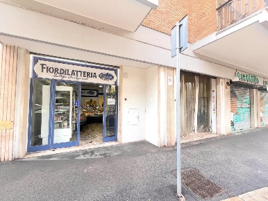 Foto Locale commerciale in Via Tommaso Fortifiocca 72/74, Roma Appio Latino