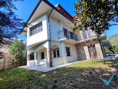 Foto Villa unifamiliare in Via Monte bianco, Limbiate Centro di 654 m²