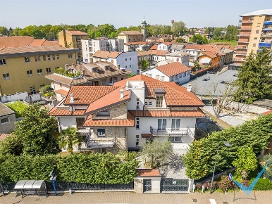 Foto Villa unifamiliare in Via Monte bianco, Limbiate Centro di 654 m²