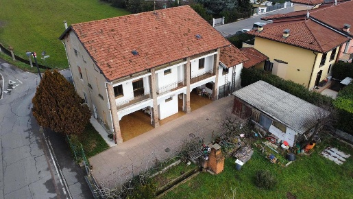 Foto Appartamento in Via CATTARELLO 4, Chiari Centro di 110 m² con 3 locali