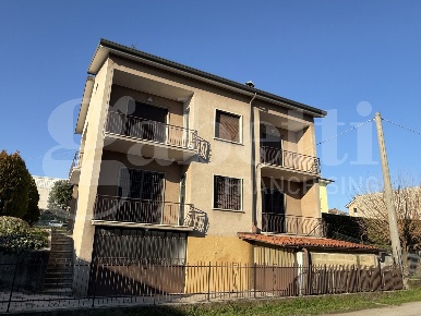 Foto Casa indipendente in Via Verdi snc, Lambrugo di 280 m² con 5 locali