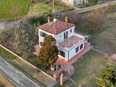 Foto Casa indipendente a Bertinoro di 464 m² con 6 locali in vendita