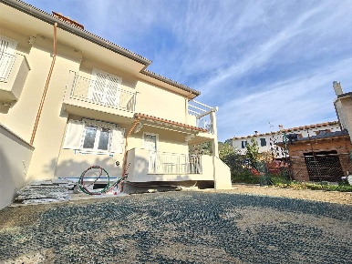 Foto Case semi ndipendenti a Camaiore Camaiore Paese di 110 m² con 8 locali