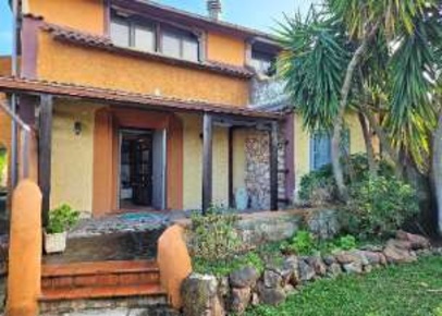 Foto Appartamento in Via dei Platani, Ardea di 98 m² con 6 locali all'asta