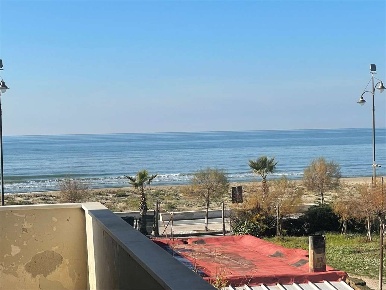 Foto Appartamento in Viale Italia 40, Mondragone di 100 m² con 6 locali