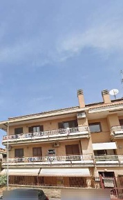 Foto Appartamento in Via Lavinio, Albano Laziale Cecchina di 93 m² all'asta