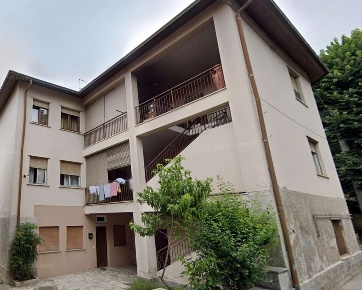 Foto Appartamento in Via Giosuè Carducci, Tradate Centro di 117 m² all'asta