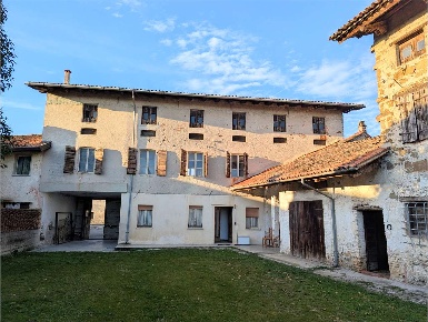 Foto Rustico in Via Borgo Nuovo, Manzano Manzinello di 210 m² con 11 locali