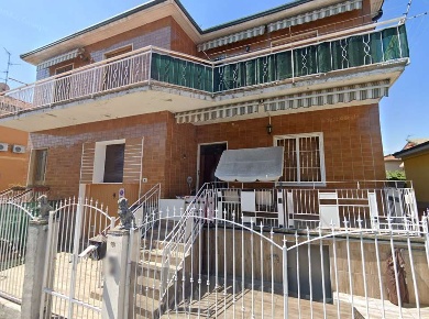 Foto Appartamento in Via G. Verdi, Pero Centro di 104 m² con 6 locali