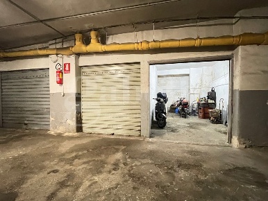 Foto Box in Via Napoli 287, Mugnano di Napoli Centro di 20 m² con 1 locali