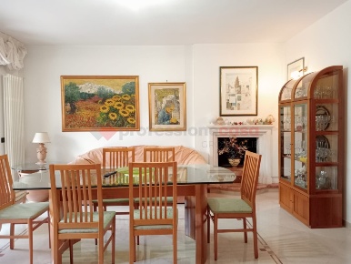 Foto Appartamento in Via Lombardia 16, Grottaglie di 260 m² con 5 locali