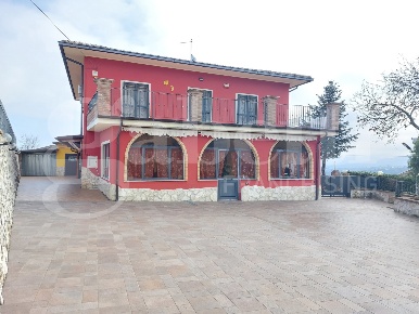Foto Villa singola in Contrada Camerale 2, Tossicia di 500 m² con 10 locali