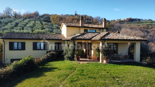 Foto Villa unifamiliare in Via Collemancio 84, Cannara di 350 m² in vendita