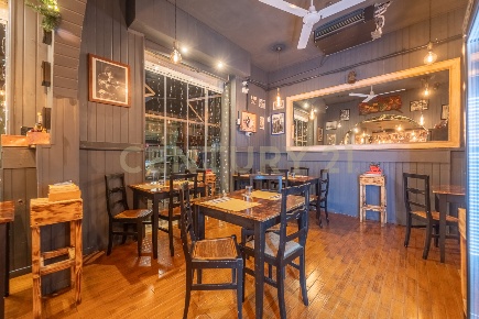 Foto Attività commerciale in via Rutilio Namaziano 15, Roma di 187 m²