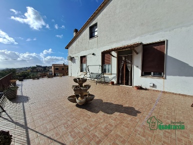 Foto Appartamento in Via Rimembranze, Amelia Centro di 168 m² con 7 locali