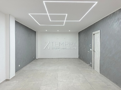 Foto Casa indipendente a Adrano di 200 m² con 7 locali in vendita