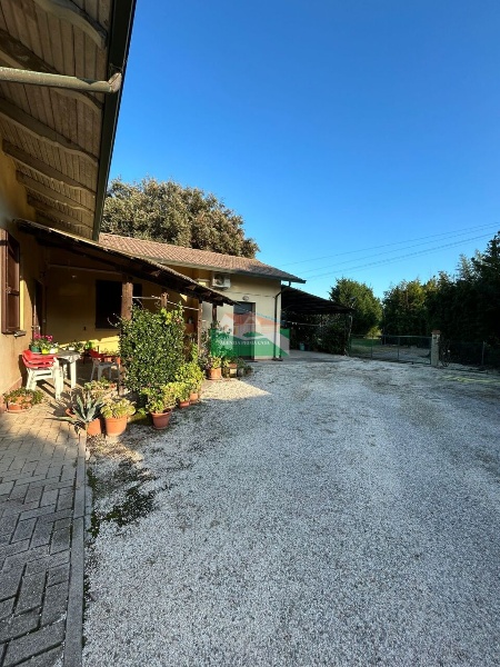 casa indipendente in vendita a Ravenna in zona Castiglione di Ravenna
