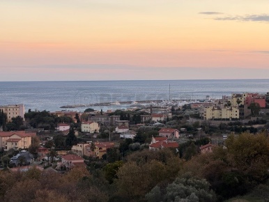 Foto Villa bifamiliare in VIA CASTELLARI 3, Pietra Ligure Centro di 380 m²