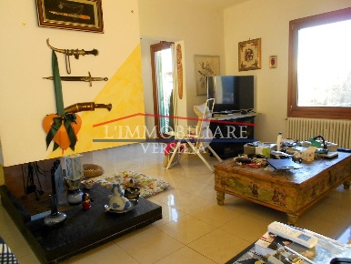 Foto Villa bifamiliare a Massa Centro di 85 m² con 6 locali in vendita