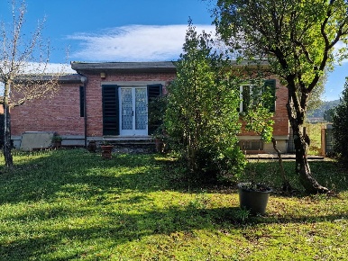 Foto Villa unifamiliare a Capannori Verciano - Guamo di 250 m² con 5 locali