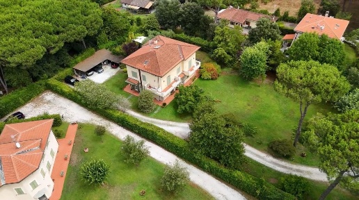 Foto Villa unifamiliare a Massa Ronchi - Poveromo di 450 m² con 12 locali