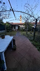 Foto Casa indipendente a Carrara Marina di Carrara di 230 m² con 10 locali