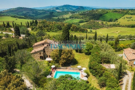 Foto Casale a Volterra Centro di 350 m² con 8 locali in vendita