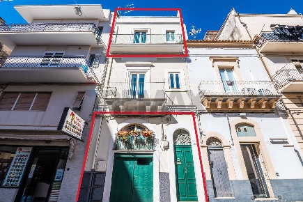 Foto Appartamento in Via Roma, Ragusa Centro di 120 m² con 5 locali
