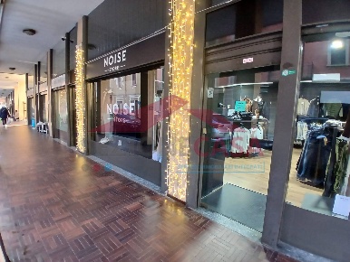 Foto Negozio in VIA GIUSEPPE VERDI, Saronno di 139 m² con 2 locali