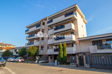 Foto Appartamento in Via Teano, Magenta Centro di 118 m² con 4 locali
