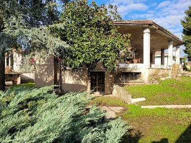 Foto Villa singola in VIA PONZINI, Soresina Centro di 298 m² con 8 locali