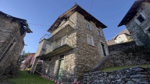 Foto Rustico in Via Trento, Buglio in Monte Centro di 132 m² con 6 locali